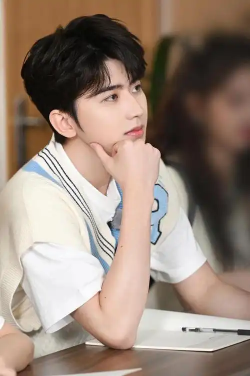 蔡徐坤造型青春,校草男神的少年感