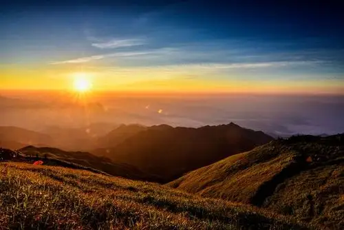 江西游记:武功山草甸上的日出别有景致