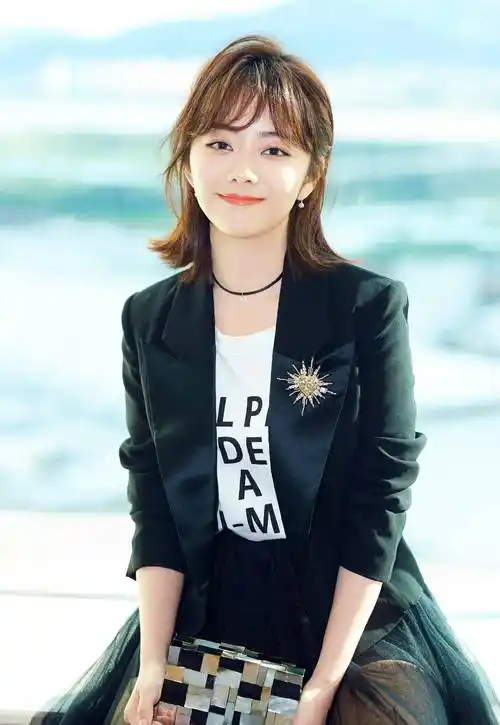 谭松韵哪有30岁样?穿红色牛仔裙太减龄,说18岁我都信_形式_设计_气质