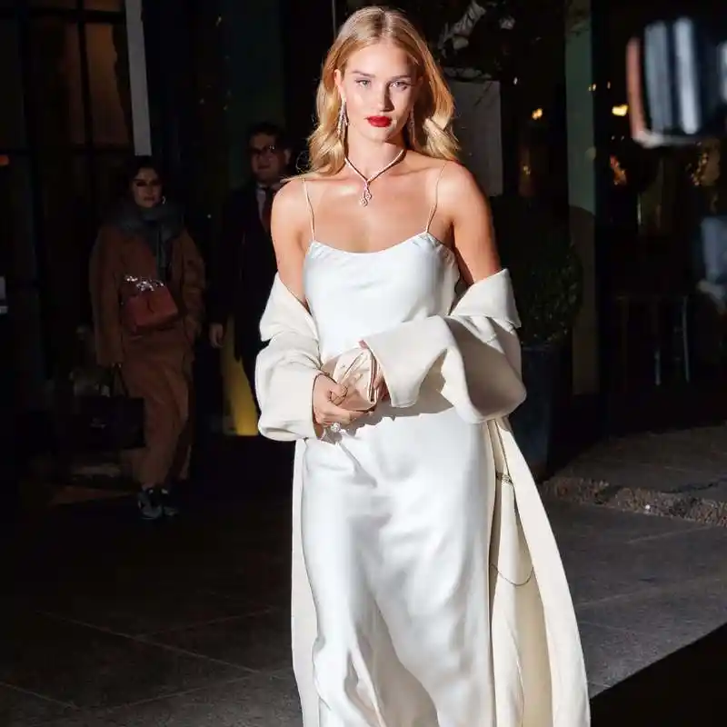 英国超模罗茜·汉丁顿-惠特莉:穿缎面吊带裙最美的女人