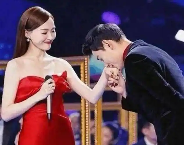 罗晋请客卡里钱不够,打电话问唐嫣要零花,内容不要太搞笑_合作_明星