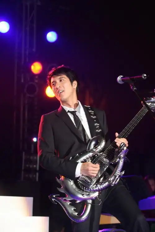 王力宏八月北京工人体育场开唱王力宏出席发布会王力宏抱吉他王力宏