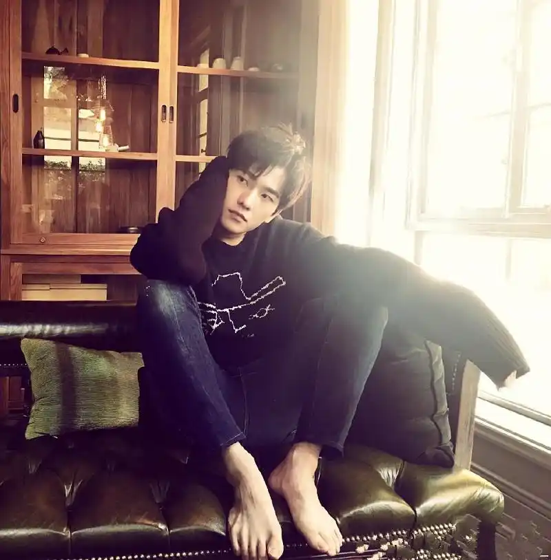 男明星光脚照,王源光脚竟然躲进了柜子里,易烊千玺满脚都是泥巴