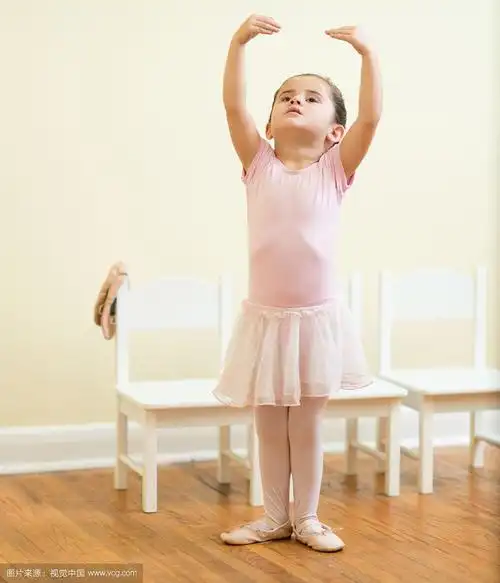 小女孩在跳芭蕾.