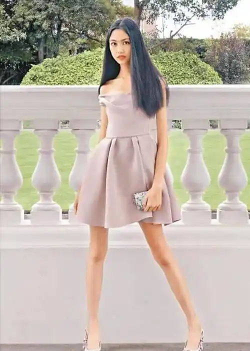 任达华女儿登杂志封面,17岁身高一米八,完美遗传老妈模特基因_任晴佳