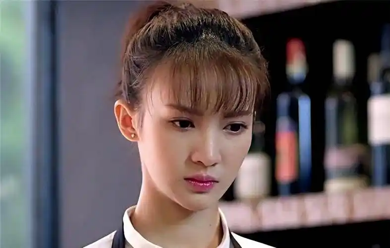 2011年,金晨参演的武侠剧《七种武器之孔雀翎》播出,正式踏入演艺圈