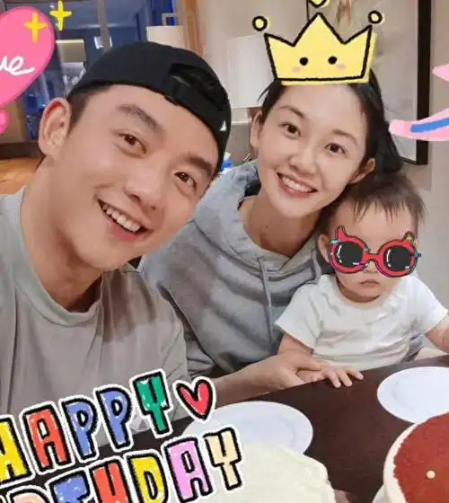 苗苗三胎已满月名字也曝光郑恺满脸笑容眼神却已无光