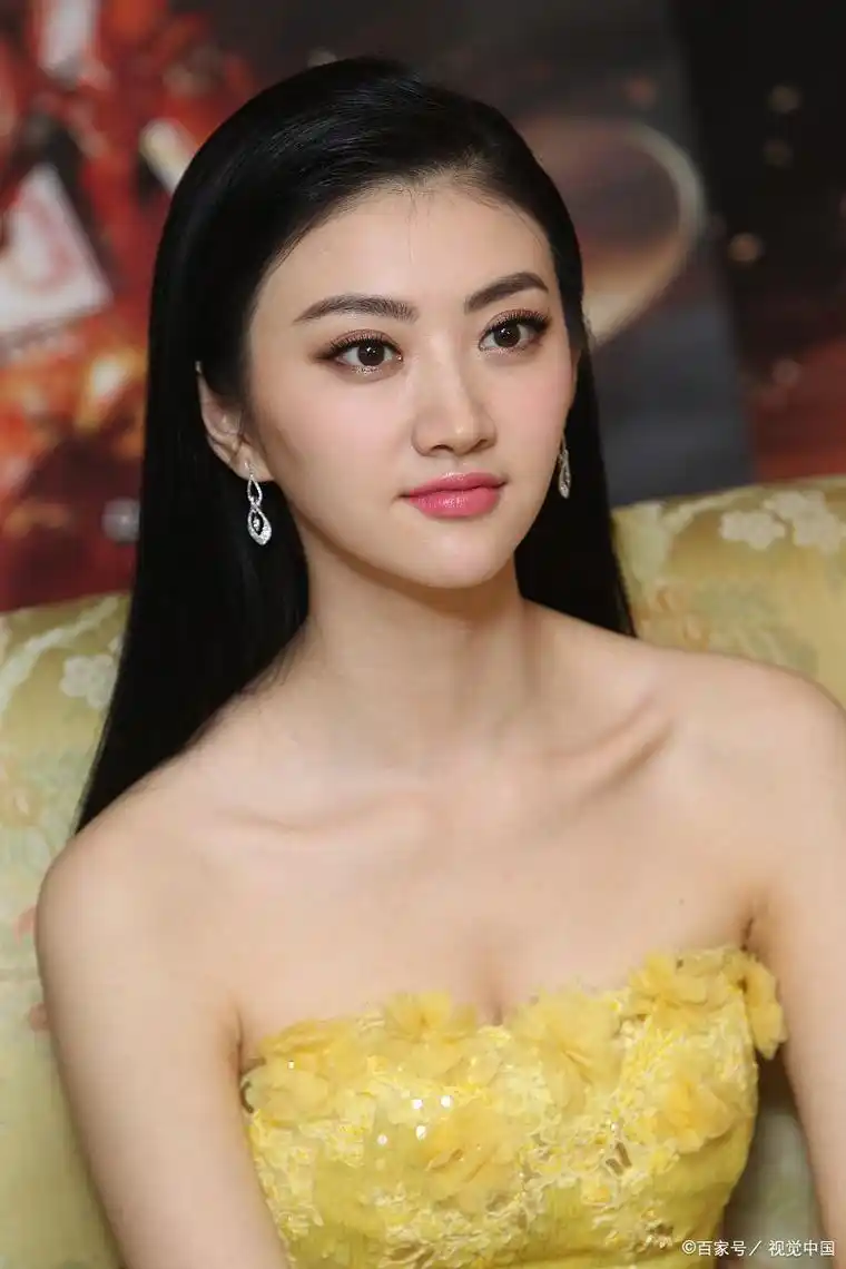 景甜现身机场,粉丝热情围观,张继科问题成焦点