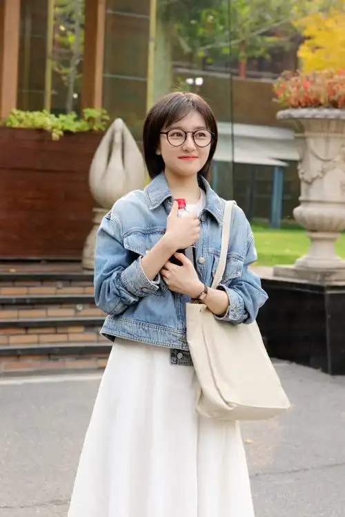 李兰迪新剧短发牛仔衣眼镜造型好乖##李兰迪一路朝阳新剧照