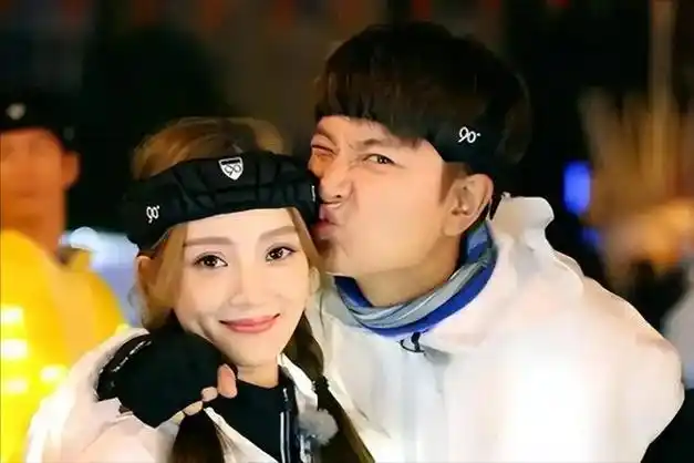 41岁李小璐对镜自拍前凸后翘身材好评论区被pgone刷屏