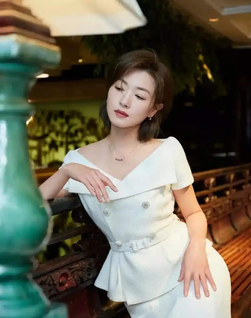万茜一身白色的礼服裙 人淡如菊的清秀长相 让人一见难忘太美了