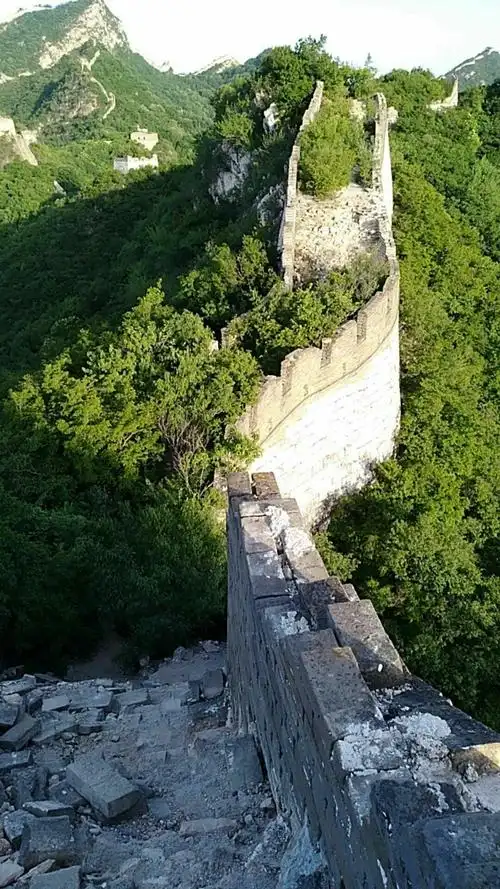 箭扣长城,明代著名的一段险峻野长城,荒凉不事雕琢的自然美更能令人