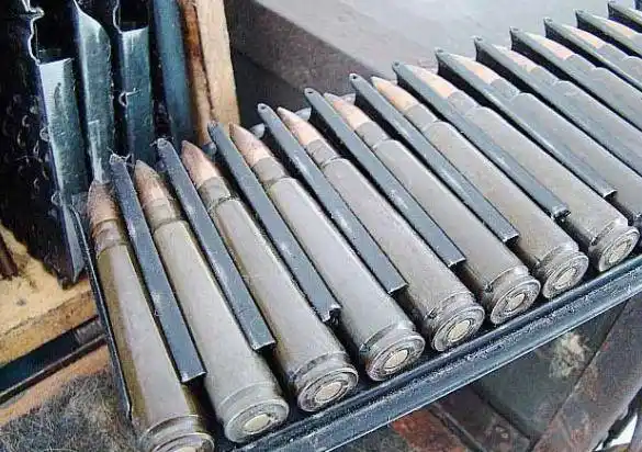 布瑞达37采用的保弹板供弹方式,一次只能填充20发子弹.