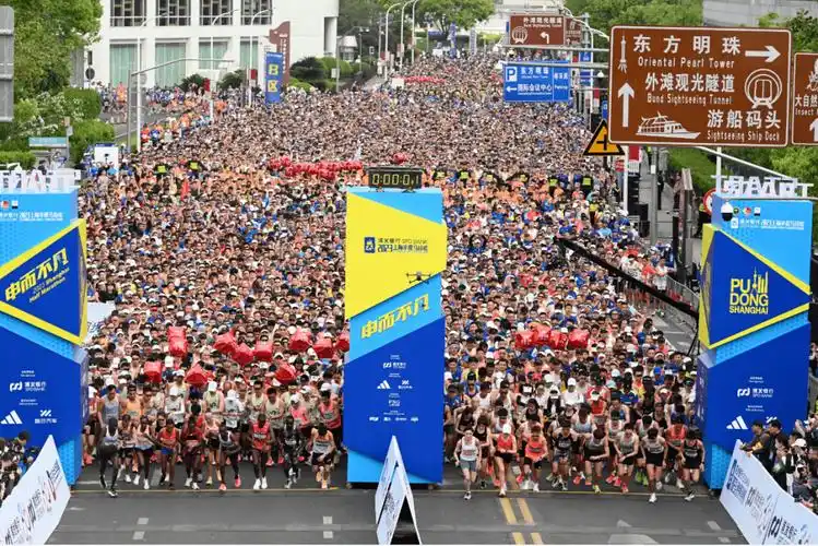 上海半程马拉松鸣枪起跑!一城双马,奔涌向前_赛事_世界_赛道