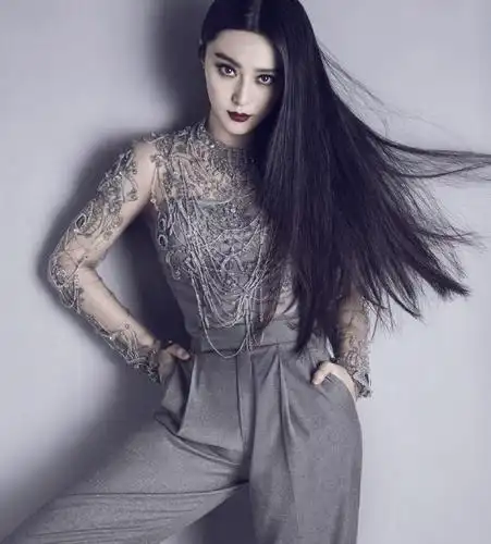 妖精唇色适合直发还是卷发 范冰冰冰冷系写真发型