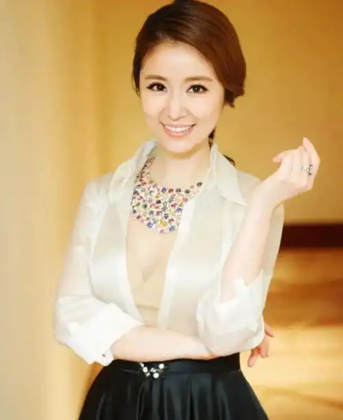 47岁林心如脸崩了眼小头秃被指像大妈小腹明显隆起被疑怀二胎