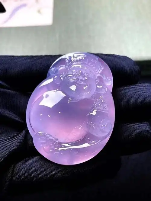 高端翡翠鉴赏:叫价几十万的翡翠挂件看似普通,细看处处是惊喜