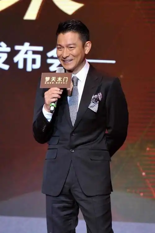 刘德华喜迎59岁大寿!穿印花牛仔外套献唱魅力不减,法令纹抢眼