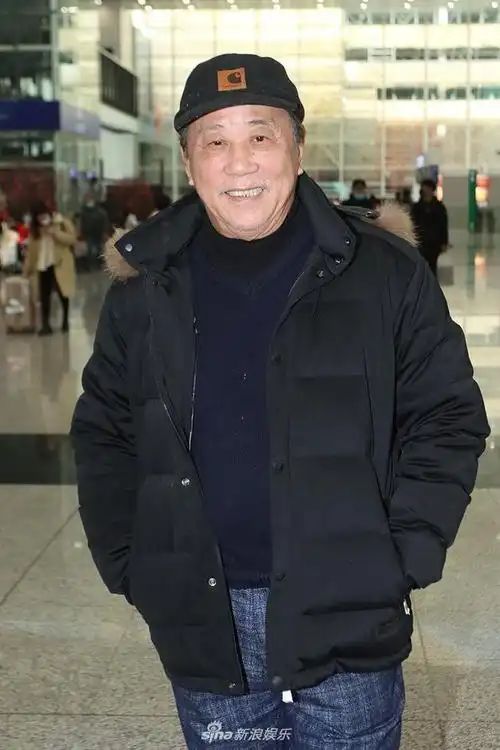 新浪娱乐讯 1月29日,资深演员夏雨今天现身香港机场,他说今天是送太太