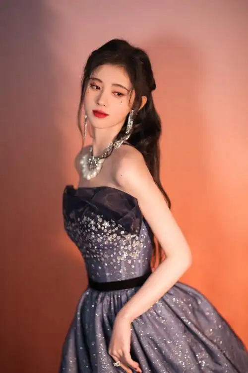 鞠婧祎露肩抹胸裙低胸裙唯美4k手机壁纸竖屏美女