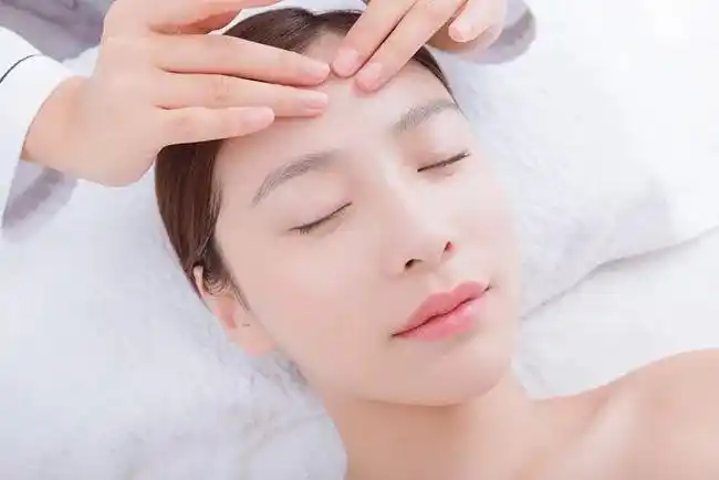 老人第一次到美容院洗脸