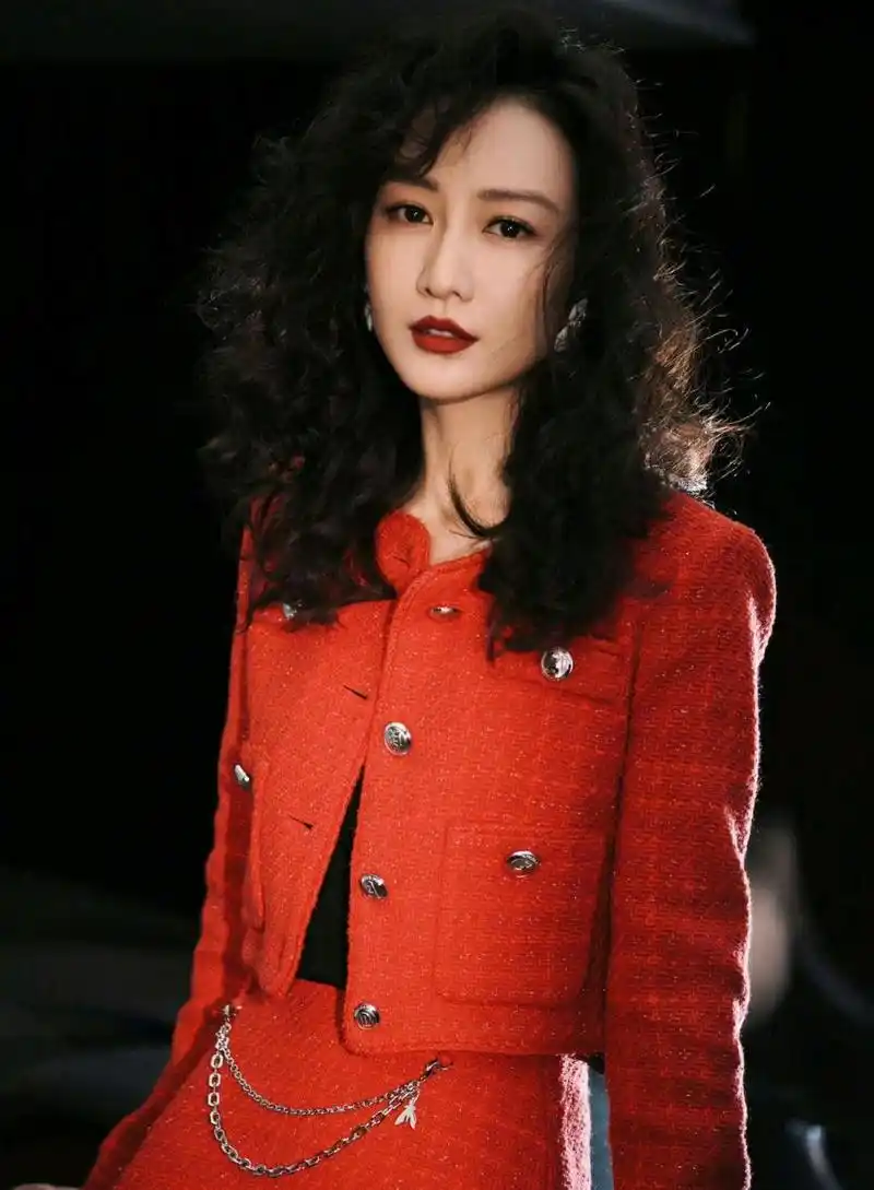 没有王鸥驾驭不了的发型和衣服,这身红色复古套裙和经典大波浪发型还