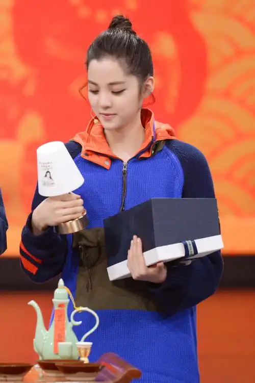 2月1日,欧阳娜娜助阵《王牌对王牌》第四季开播,在游戏欢笑声中致敬新