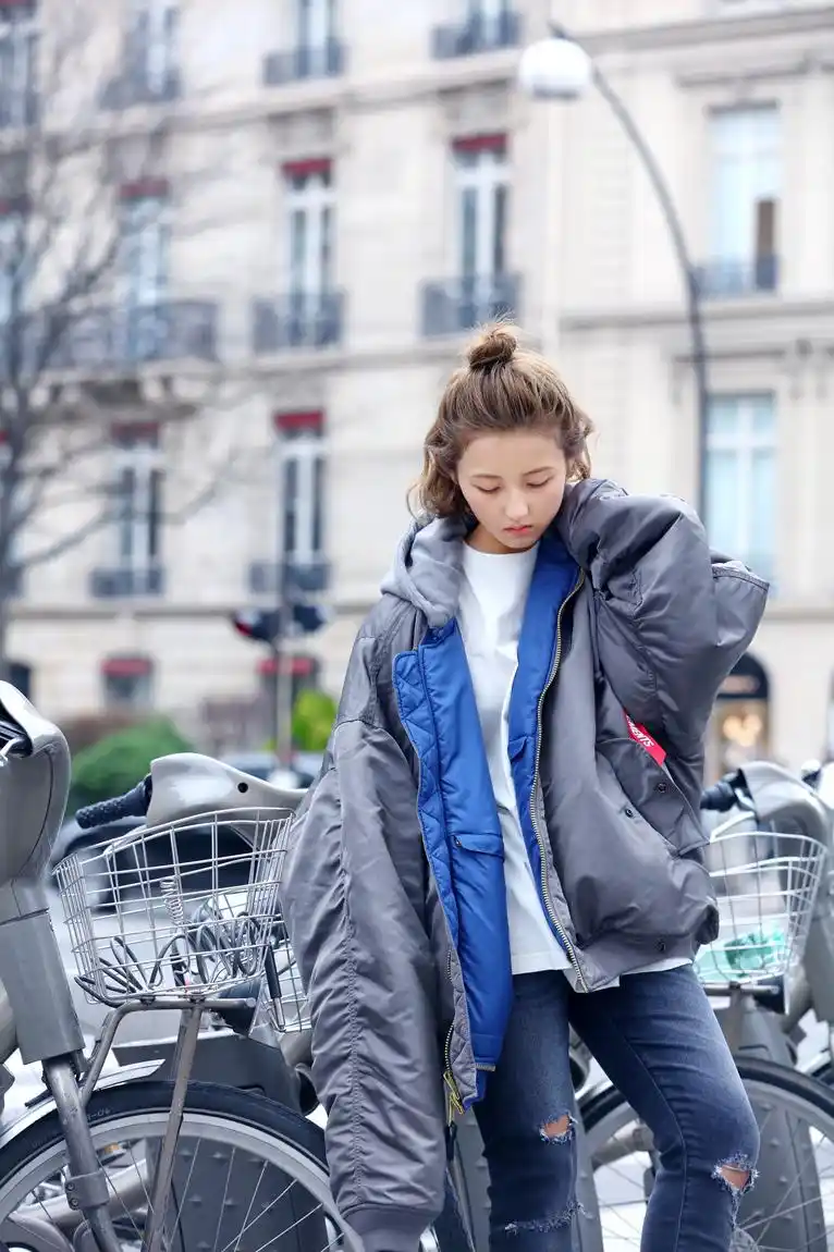 张子枫活力演绎街头精灵 鬼马示范绿色出行