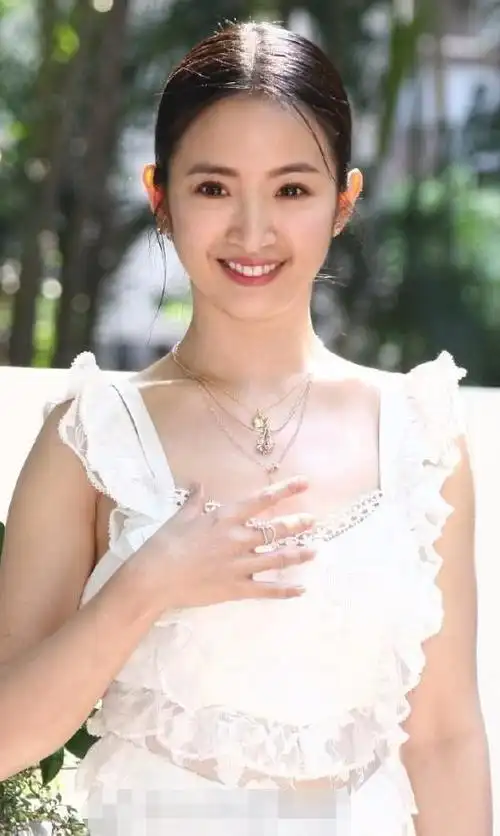 林依晨:为了孩子备孕七年,39岁才得偿所愿,她真的是很难|胡歌|记者