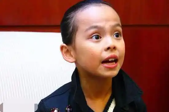 她曾是《长江七号》中富二代"小男孩",今21岁美的不敢相认