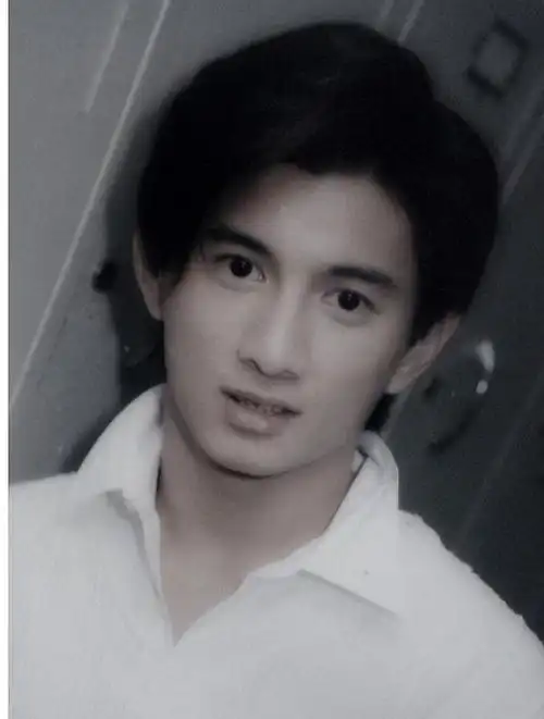 53岁吴奇隆陪儿子逛商场,5岁步步帅气可爱,刘诗诗公公罕见现身