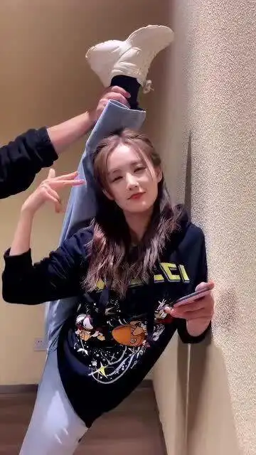 李一桐的一字马还需要别人帮忙这也太逊了吧