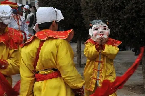 春节陕北社火挨家挨户拜年,大头娃娃卖萌抢镜