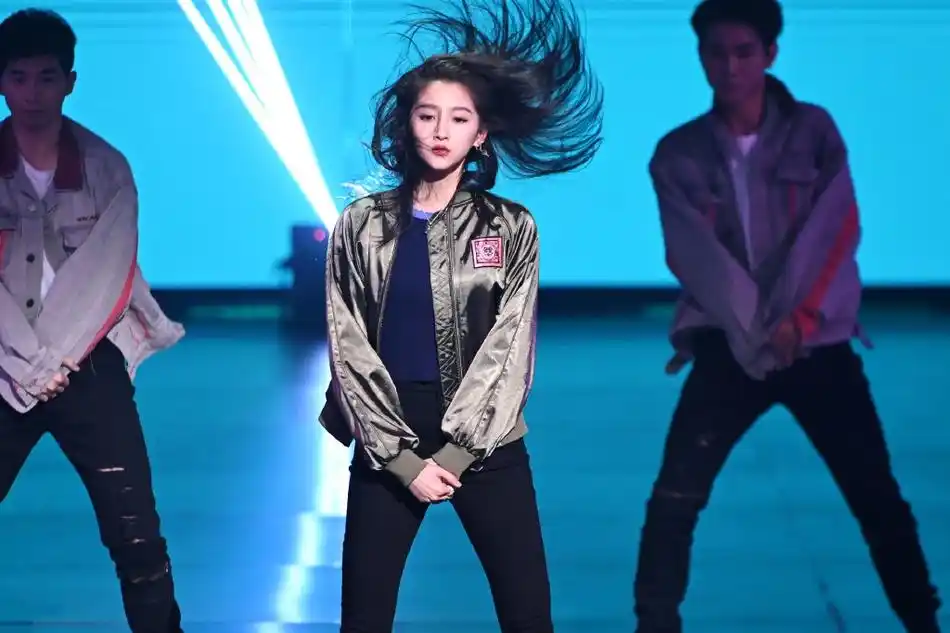 关晓彤穿露脐装跳舞大秀平坦蛮腰摇滚风造型又帅又飒