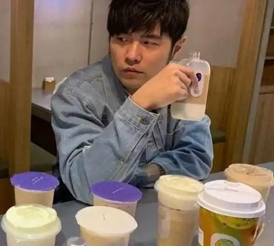 昆凌晒与周杰伦合照,素颜出镜纤瘦好甜美,两人相互依偎很甜蜜