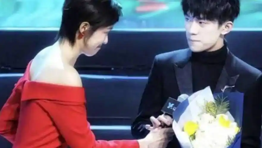 的绅士手到底有多绅士,四次弟弟的真是满满的细节_时候_肩膀_关晓彤