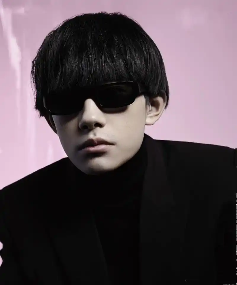 19岁易烊千玺太会撩!小墨镜配上锅盖头酷帅前卫,满脸都是高级感