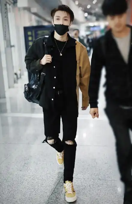 来看一波张艺兴机场穿搭,各种风格完美驾驭,你最喜欢哪种style?