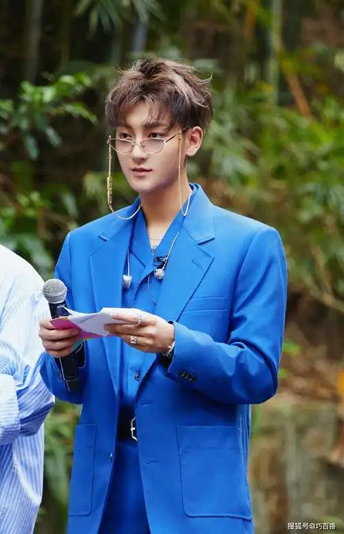 黄子韬创造营造型太养眼,宝蓝色西装配金丝眼镜,帅气得一塌糊涂