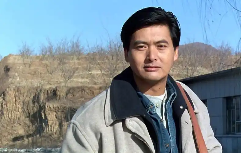 周润发的坎坷之路,曾事业爱情双双陷入低谷,吞食消毒液"自杀"