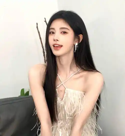 太可爱:白毛衣仙气十足, 鞠婧祎双手捧脸超可爱!_女神_网友_包括