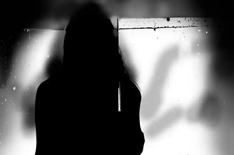 photoshop合成雨夜灯光闪烁的街道上独自忧伤的女孩