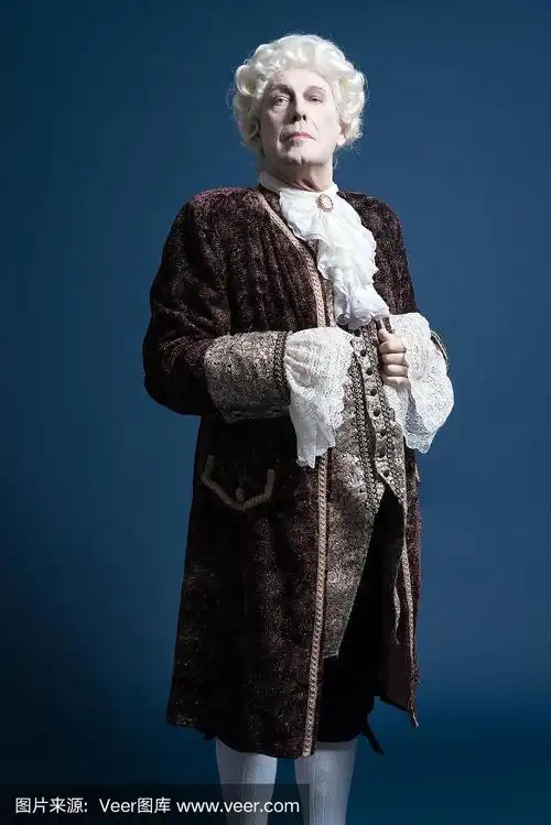 带着白色假发的复古巴洛克男人站着,看起来很傲慢.