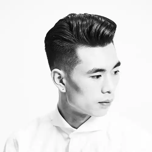 时尚的大背头,让男人更有魅力.两边铲掉,更精神,更帅气.