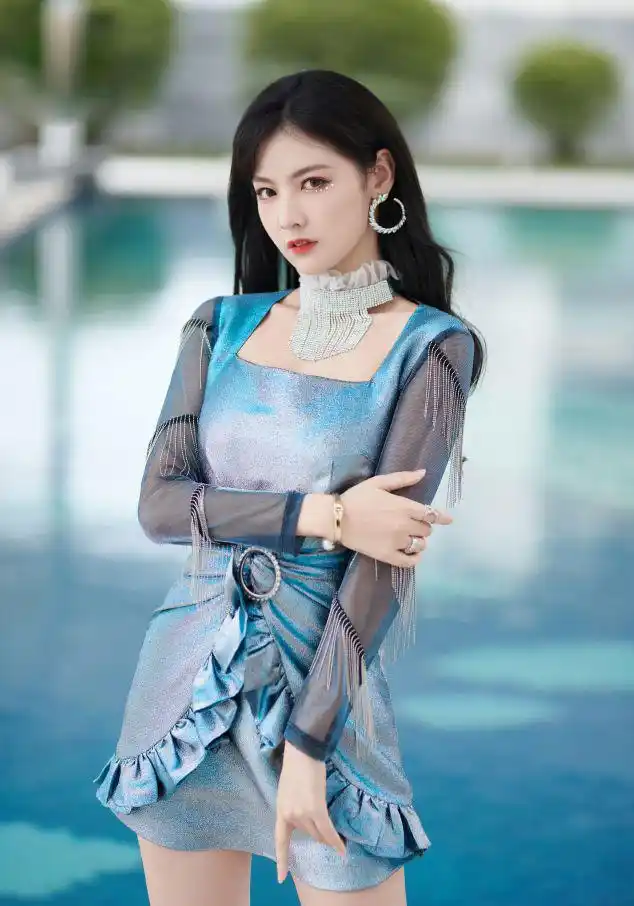 硬糖少女集体挑战"妖姬"造型,刘些宁气质出众,希林有点拖后腿_身材