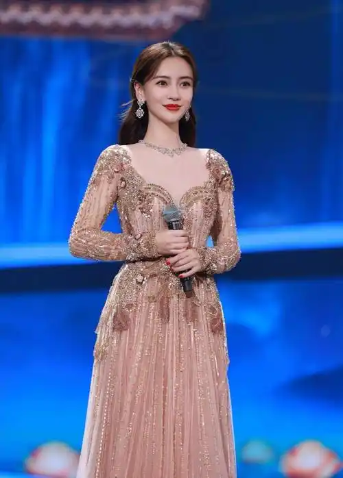 裸粉色钻石礼服 金色长耳环【礼服篇】▼本来就自带女神光环的杨颖,站