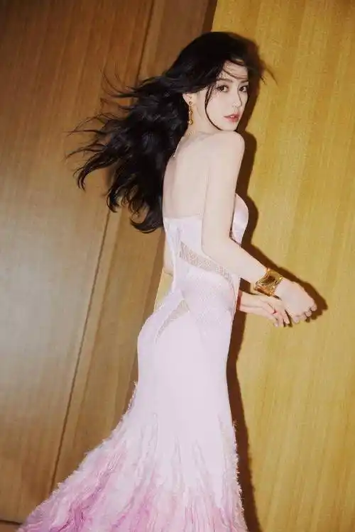 angelababy六一四连拍震撼来袭,穿露脐碎花小衫秀蚂蚁腰_设计_小丸子