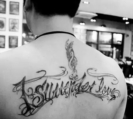 男士背部时尚漂亮的英文刺青(2) - 纹身秀