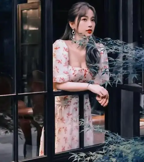 虞书欣穿低领长裙拍大片趴在窗户上摆拍惹争议被质疑打擦边球