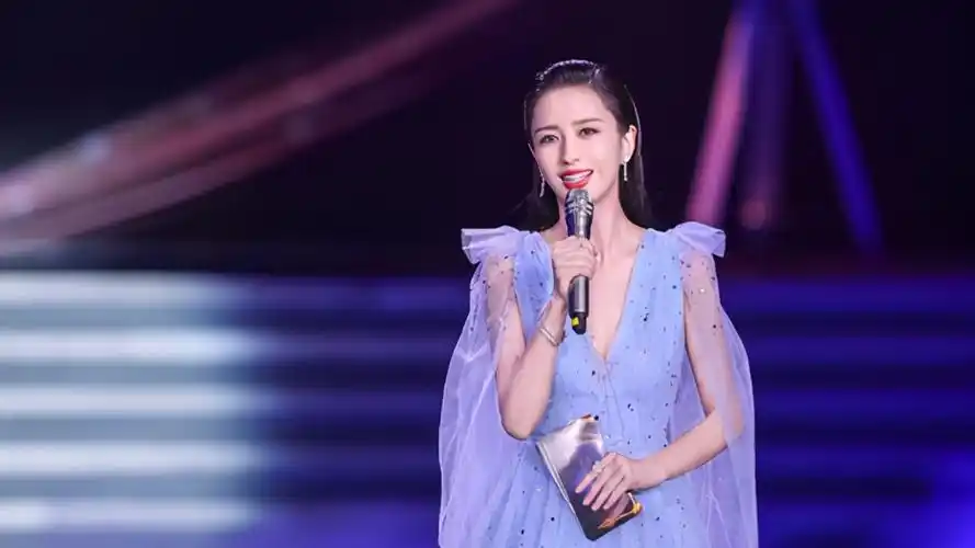 春晚主持天团 | 春晚跨界主持人,备受张国立鼓舞,佟丽娅凭什么能成功